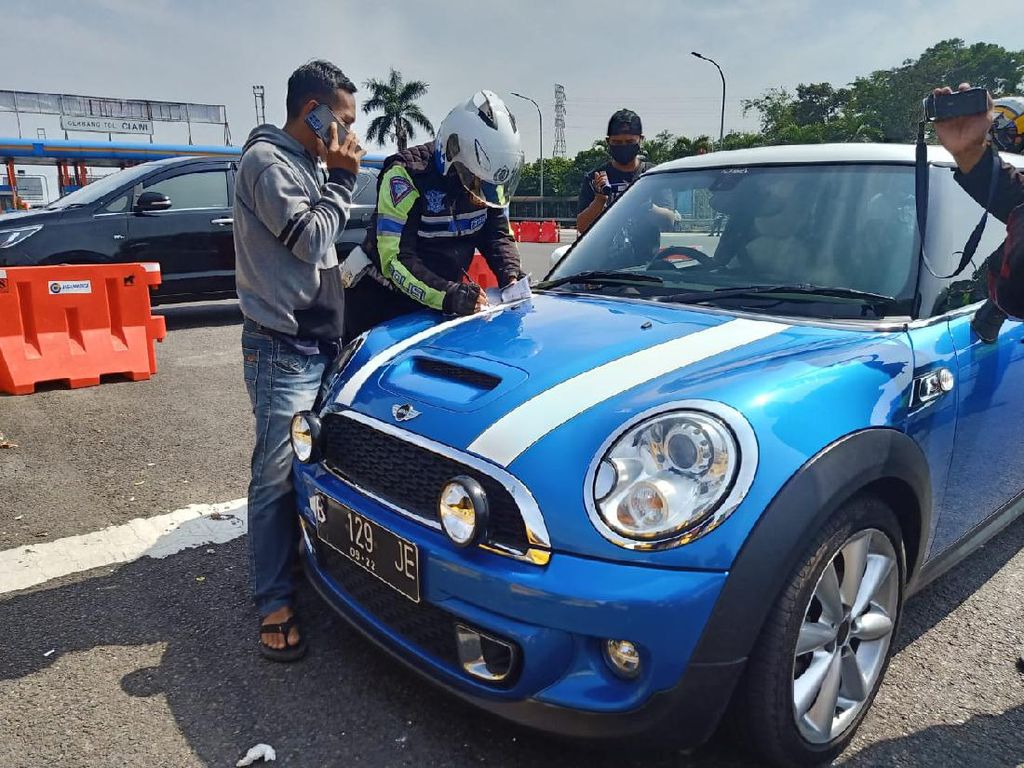 Ganjil Genap di Puncak Bogor, Jangan Tipu Polisi Pakai Nomor Palsu! Ganjil Genap di Puncak Bogor, Jangan Tipu Polisi Pakai Nomor Palsu!