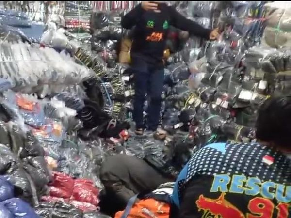 Penampakan Ratusan Lusin Pakaian Lokasi 1 Keluarga Tewas Tertimbun