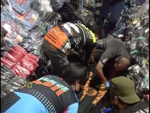 Sekeluarga di Kalsel Ditemukan Tewas Tertimbun Ratusan Lusin Pakaian Sekeluarga di Kalsel Ditemukan Tewas Tertimbun Ratusan Lusin Pakaian