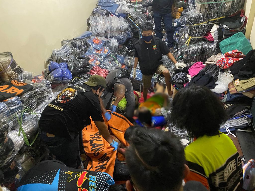 1 Keluarga Penjaga Gudang di Kalsel Ditemukan Tewas Tertimbun Pakaian