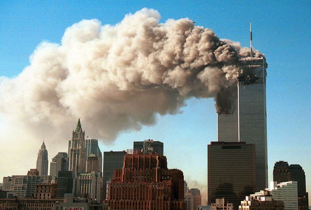 Gedung World Trade Center (WTC) runtuh imbas tragedi 9/11. Gedung ini mulai dibangun pada 1966 dan selesai pada 1973.