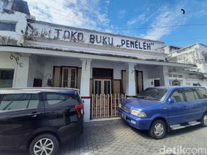 Toko Buku Peneleh Tetap Buka Meski Hampir Tak Ada Pembeli Toko Buku Peneleh Tetap Buka Meski Hampir Tak Ada Pembeli