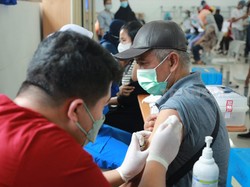 Warga Kelurahan Joglo Ramai-ramai Ikut Vaksin COVID-19 Massal Trans 7