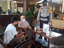 Warga Banyuwangi Vaksinasi COVID-19 Sambil Nikmati Kopi dan Kue Kucur