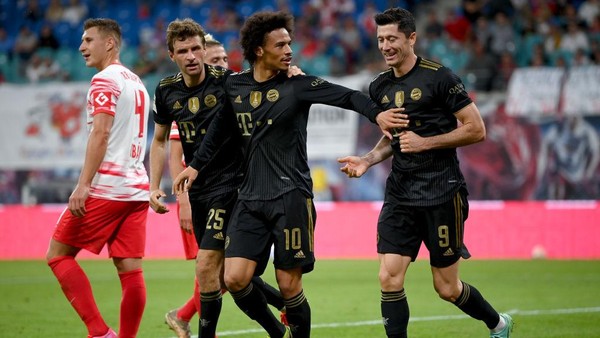 LEIPZIG, GERMANY - SEPTEMBER 11: (L-R) Willi Orban of Leipzig looks dejected while Thomas Mueller, Leroy Sane and Robert Lewandowski celebrate during the Bundesliga match between RB Leipzig and FC Bayern München at Red Bull Arena on September 11, 2021 in Leipzig, Germany. (Photo by Matthias Hangst/Getty Images)