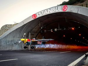 Lihat Aksi Berbahaya Pilot Italia Terbangkan Pesawat Lewati Terowongan