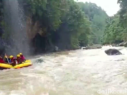 Serunya Rafting Akhir Pekan di Sungai Maiting