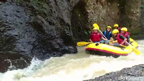 Foto Arung Jeram Adrenalin dari Toraja Utara