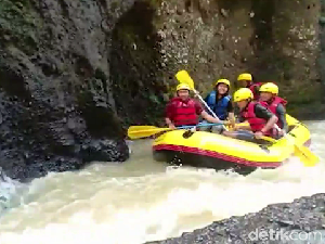 Foto Arung Jeram Adrenalin dari Toraja Utara