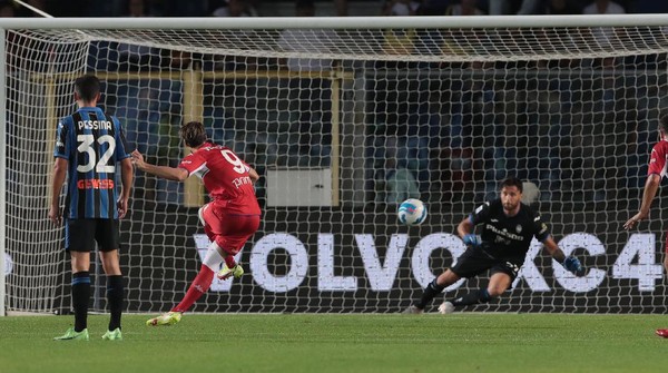 BERGAMO, ITALY - SEPTEMBER 11: Dusan Vlahovic of ACF Fiorentina scores the second goal of his team via penalty kick during the Serie A match between Atalanta BC and ACF Fiorentina at Gewiss Stadium on September 11, 2021 in Bergamo, Italy. (Photo by Emilio Andreoli/Getty Images)