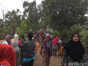Lokasi Ledakan di Pasuruan Jadi Tontonan Warga