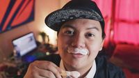Begini Gaya Kocak Chandra Liow saat Jajan Es Krim
