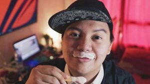 Begini Gaya Kocak Chandra Liow saat Jajan Es Krim