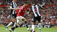 Ronaldo juga beberapa kali pamer kelincahan kaki seperti yang dulu biasa ia lakukan semasa di MU. (Foto: AP/Rui Vieira)