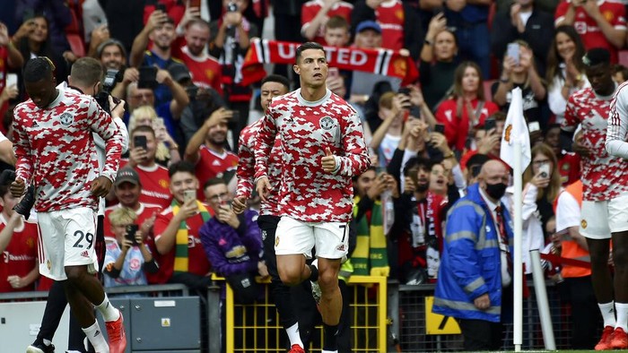 Cristiano Ronaldo Manchester United's Cristiano Ronaldo, center, comes on to the pitch for the warmup before the English Premier League soccer match between Manchester United and Newcastle United at Old Trafford stadium in Manchester, England, Saturday, Sept. 11, 2021. (AP Photo/Rui Vieira)