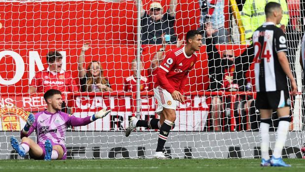 MANCHESTER, ENGLAND - SEPTEMBER 11:  Cristiano Ronaldo of Manchester United celebrates after scoring their side's first goal during the Premier League match between Manchester United and Newcastle United at Old Trafford on September 11, 2021 in Manchester, England. (Photo by Clive Brunskill/Getty Images)