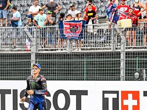 Quartararo Giveaway Sarung Tangan ke Fans, Harganya Setara Motor Seken