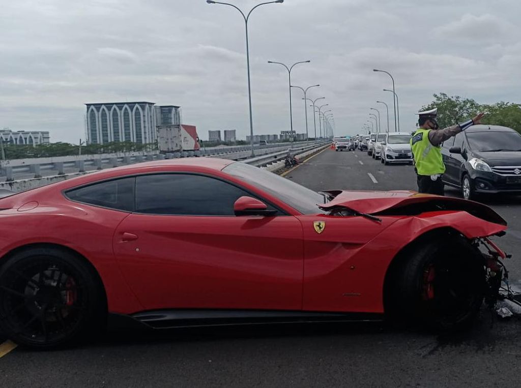 Ferrari Tabrak Pembatas di Tol Harus Bayar Ganti Rugi, Kok Gitu?