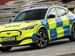 Sangar! Polisi Inggris Kini Pakai Mobil Listrik Ford Mustang Mach-E