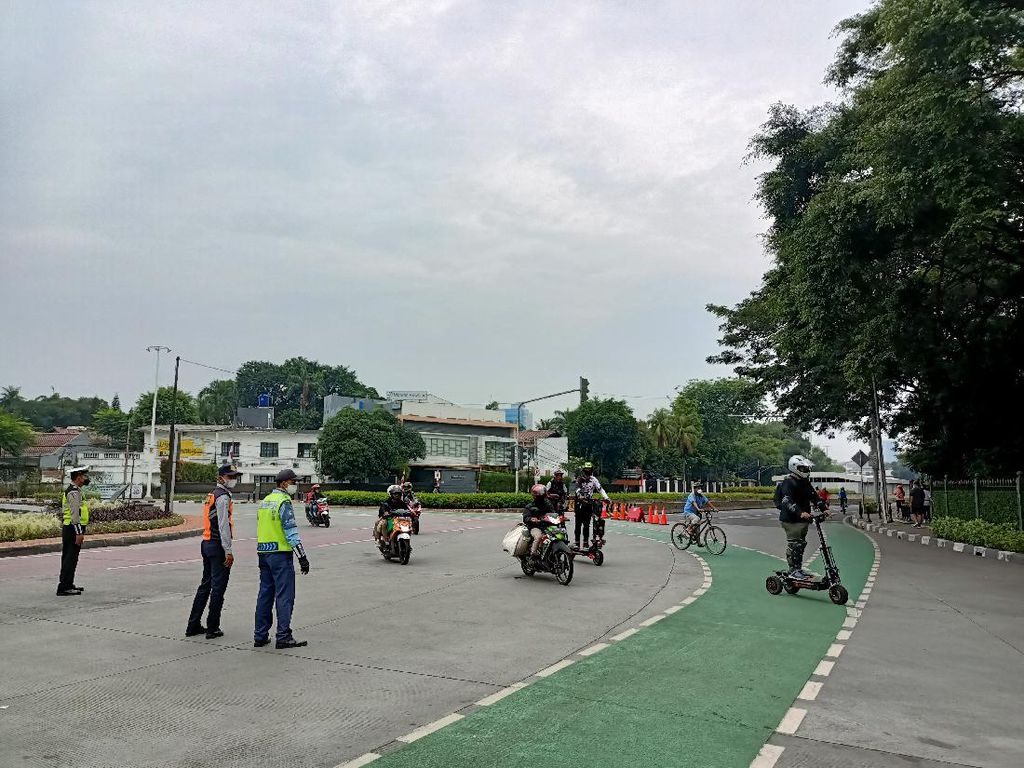 Ganjil-Genap di Jl Sudirman Tetap Berlaku, Pesepeda Juga Diputar Balik Ganjil-Genap di Jl Sudirman Tetap Berlaku, Pesepeda Juga Diputar Balik