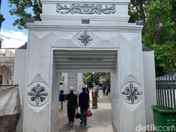 Melihat Gapuro Limo yang Harus Dilewati Menuju ke Makam Sunan Ampel