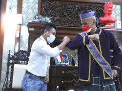 Tokoh Masyarakat Adat Maluku Utara Hadiahi Ganjar Baju Adat Tobelo