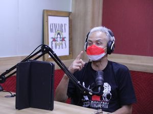 Saat Ganjar Jadi Penyiar Radio, Pendengar Request Lagu & Mengadu Pungli