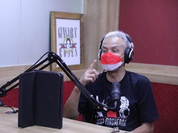 Saat Ganjar Jadi Penyiar Radio, Pendengar Request Lagu & Mengadu Pungli