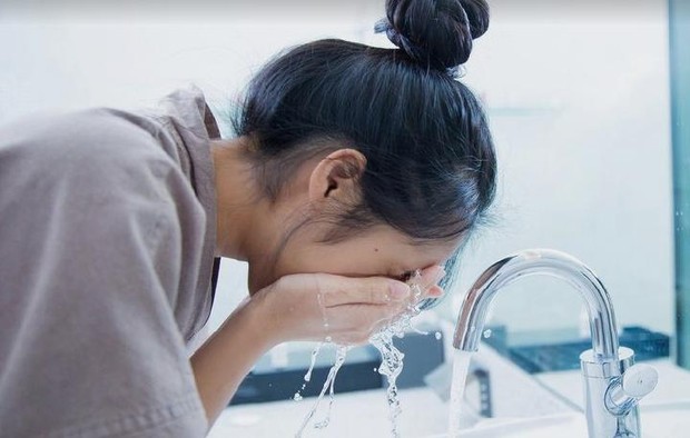 Ilustrasi mencuci muka/Pinterest.com/Allure