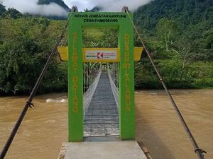 Perbaikan Jembatan Tempat Pelajar Bergantung di Mamasa Sulbar Tuntas Perbaikan Jembatan Tempat Pelajar Bergantung di Mamasa Sulbar Tuntas
