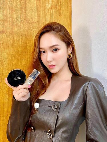 Jessica yang menjadi brand ambassador Revlon