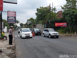 Kendaraan Wisatawan Padati Jalan Raya Lembang, Polisi Berlakukan One Way