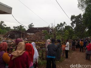 Lokasi Ledakan di Pasuruan yang Tewaskan 2 Orang Jadi Tontonan Warga Lokasi Ledakan di Pasuruan yang Tewaskan 2 Orang Jadi Tontonan Warga