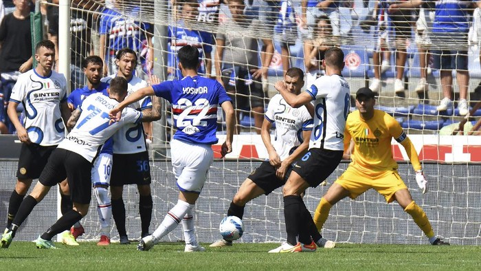 Sampdorias Maya Yoshida kicks to score his sides first goal during the Italian Serie A soccer match between Sampdoria and Inter Milan at the Luigi Ferraris stadium in Genoa, Italy, Sunday, Sept. 12, 2021. (Tano Pecoraro/LaPresse via AP)