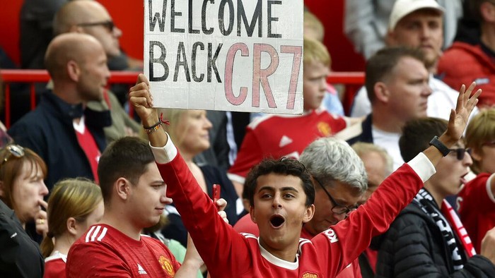 Lihat Lagi Semringahnya Ronaldo Kembali Merumput di Old Trafford Cristiano Ronaldo tampil digdaya di laga perdananya bersama Manchester United musim ini. CR7 bangga dan bahagia bisa bermain lagi untuk klub lamanya tersebut.