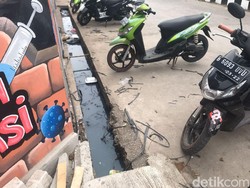 Warga Sempat Teriak Awas Got Sebelum Anies Kecebur