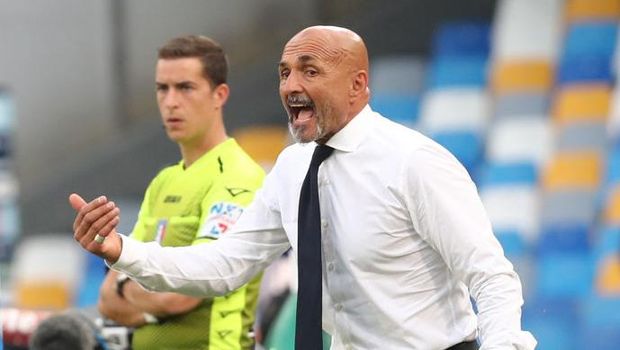 NAPLES, ITALY - SEPTEMBER 11: Head coach of Napoli Luciano Spalletti gestures during the Serie A match between SSC Napoli and Juventus at Stadio Diego Armando Maradona on September 11, 2021 in Naples, Italy. (Photo by Maurizio Lagana/Getty Images)