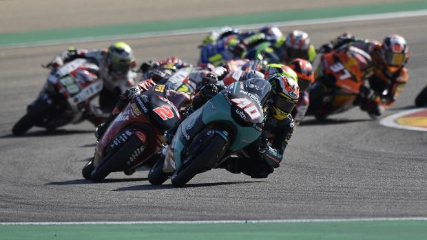 MotoGP - Aragon Grand Prix  - MotorLand Aragon, Alcaniz, Spain - September 12, 2021 Petronas Sprinta Racing Darryn Binder and Indonesian Gresini Racing Moto3 Gabriel Rodrigo in action during the Moto3 race REUTERS/Pablo Morano