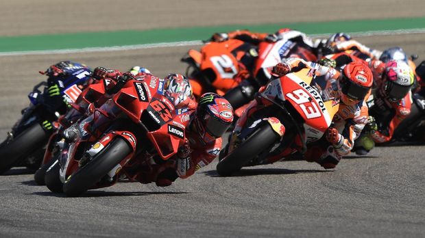 MotoGP - Aragon Grand Prix  - MotorLand Aragon, Alcaniz, Spain - September 12, 2021 Ducati Lenovo Team's Francesco Bagnaia in action as he leads at the start of the race REUTERS/Pablo Morano