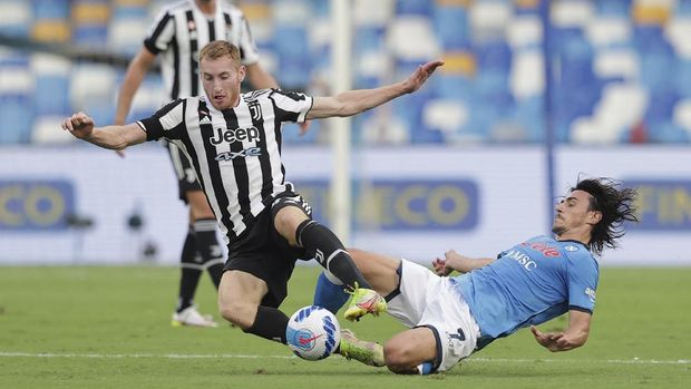 Juventus' Dejan Kulusevski, left, and Napoli's Eljif Elm, vie for the ball during the Italian Serie A soccer match between Napoli and Juventus at the Diego Maradona stadium in Naples, Italy, Saturday, Sept. 11, 2021. (Alessandro Garofalo/LaPresse via AP)