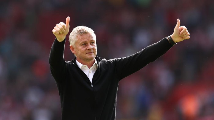 SOUTHAMPTON, ENGLAND - AUGUST 22: Ole Gunnar Solskjaer, Manager of Manchester United acknowledges the fans after the Premier League match between Southampton and Manchester United at St Marys Stadium on August 22, 2021 in Southampton, England. (Photo by Ryan Pierse/Getty Images)