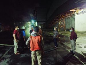 Kolam Injeksi Pabrik Gula di Kota Kediri Tumpah Bikin Jalan Berbau Tak Sedap