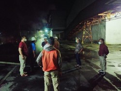 Kolam Injeksi Pabrik Gula di Kota Kediri Tumpah Bikin Jalan Berbau Tak Sedap