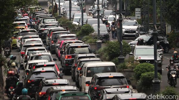 Padatnya Kendaraan di Jalan Dago Bandung Saat Akhir Pekan