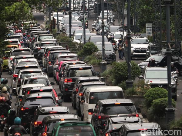 Padatnya Kendaraan di Jalan Dago Bandung Saat Akhir Pekan