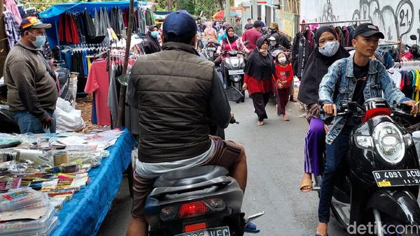 Pasar Minggu Cibiru Bandung Ramai Warga Saat Akhir Pekan