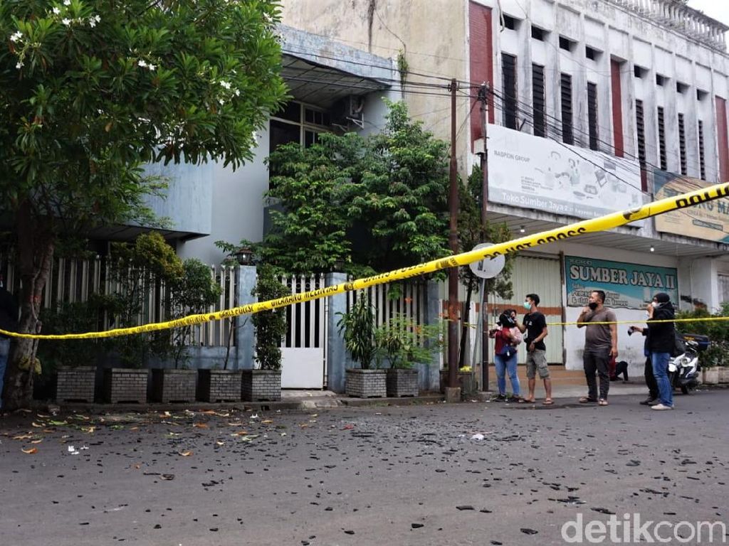 Penampakan Lokasi Ledakan Keras yang Rusak Rumah di Kota Mojokerto Penampakan Lokasi Ledakan Keras yang Rusak Rumah di Kota Mojokerto