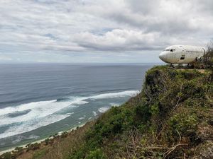 Keren! Ada Pesawat Boeing 737-200 Mejeng di Tebing Pantai Nyang-nyang Bali Keren! Ada Pesawat Boeing 737-200 Mejeng di Tebing Pantai Nyang-nyang Bali