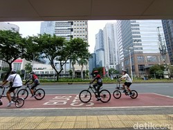 Meski Dilarang, Pesepeda Masih Ramai Melintas di Sudirman-Thamrin Pagi Ini