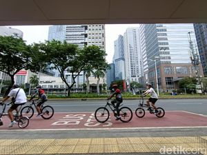 Meski Dilarang, Pesepeda Masih Ramai Melintas di Sudirman-Thamrin Pagi Ini Meski Dilarang, Pesepeda Masih Ramai Melintas di Sudirman-Thamrin Pagi Ini
